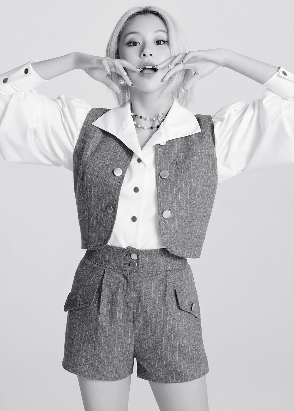 Chaeyoung en blanco y negro con ropa elegante 