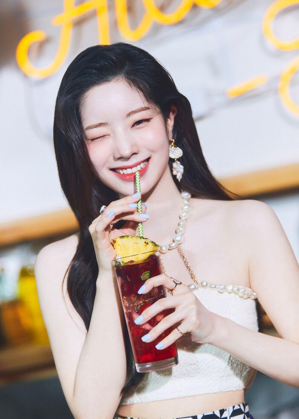 Dahyun sosteniendo un coctel mientras giña el ojo 