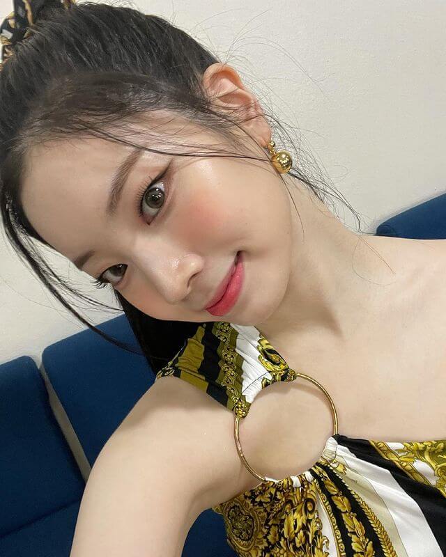 Dahyun en una selfie, mientras sonrie