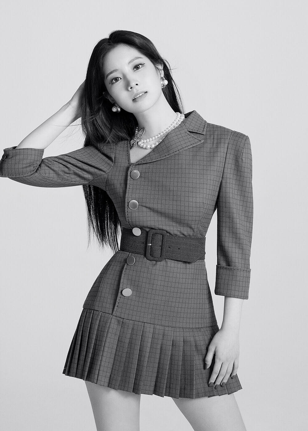 Dahyun en blanco y negro con ropa elegante en la promoción de eyes wide open