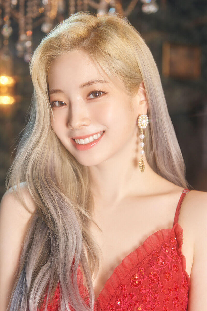 Dahyun con el cabello plateado y un vestido rojo para la promoción de feel special