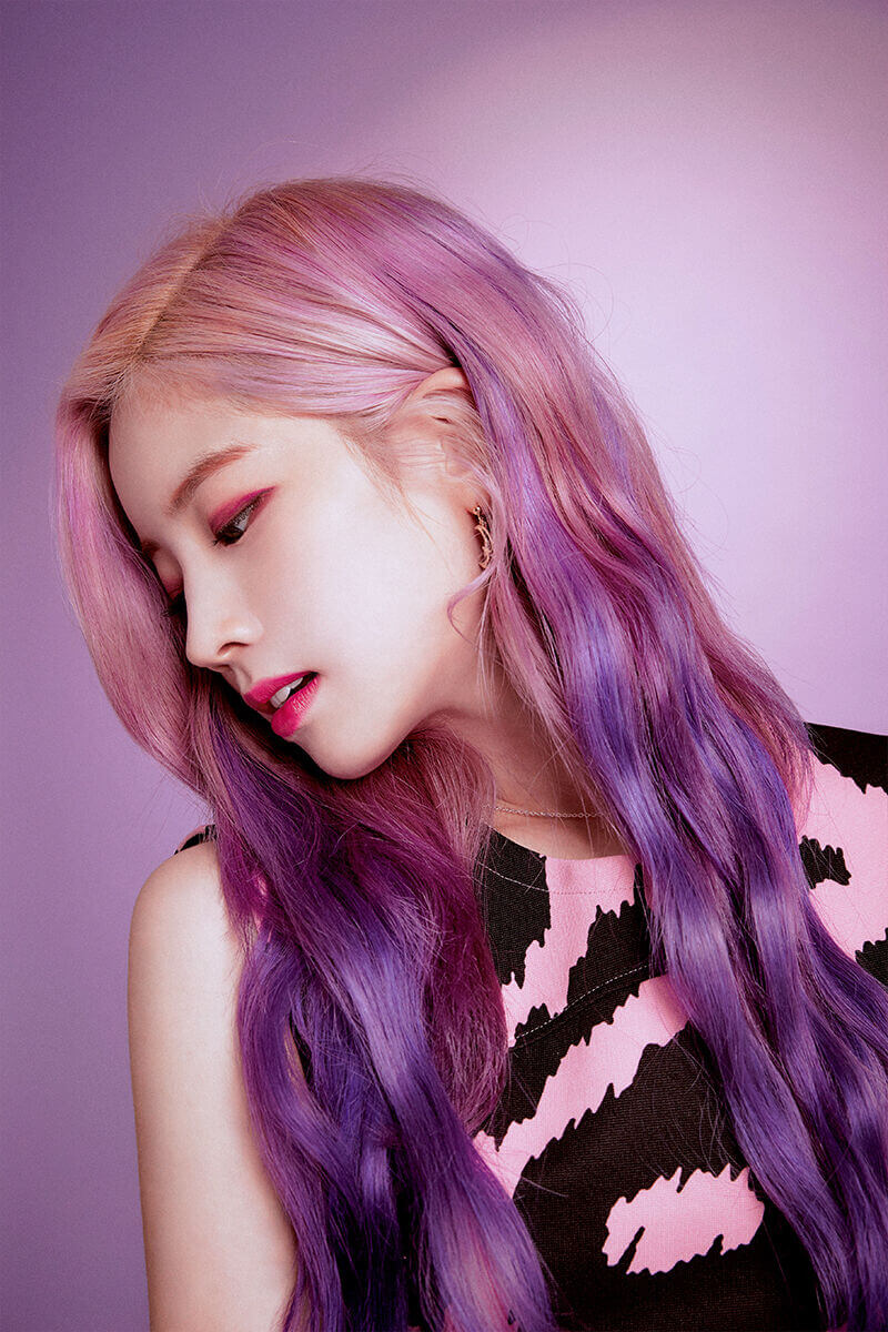 Dahyun con el cabello morado y la mirada hacia abajo