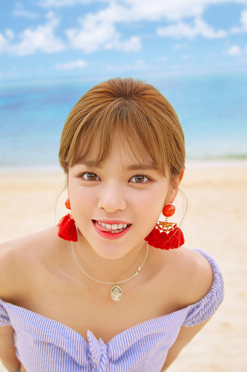 Jeongyeon promoción para dance the night away, sonriendo y sacando la lengua en la playa