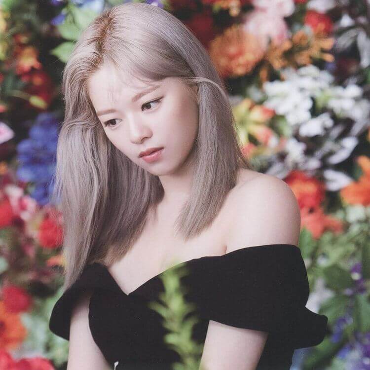 Jeongyeon promocion more & more fondo de flores