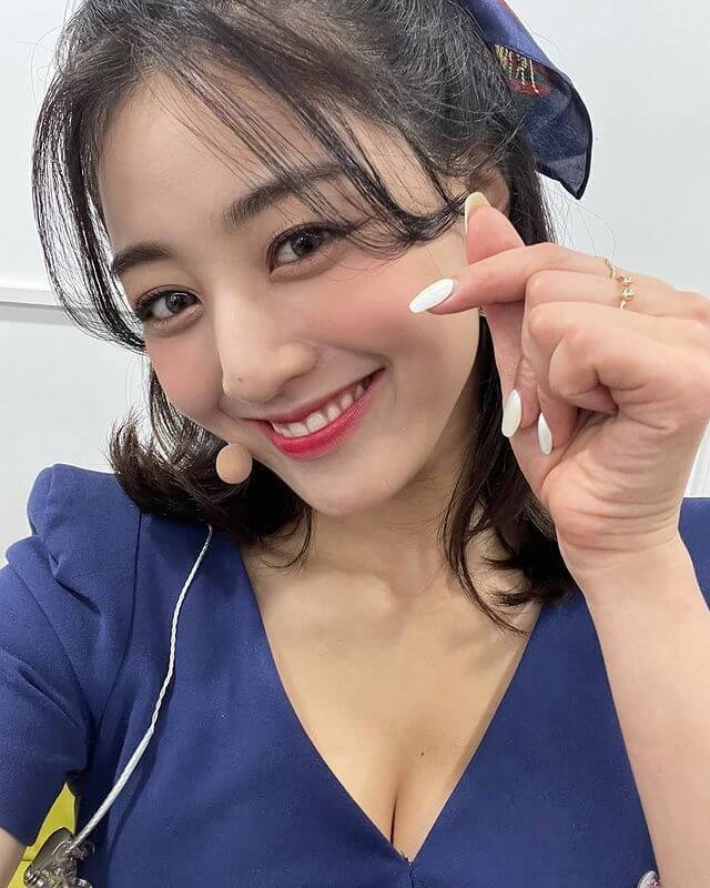 selfie jihyo haciendo corazón coreano con los dedos