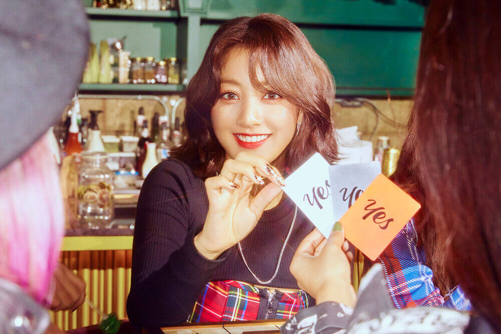 Jihyo tomando unas cartas en la promoción de yes or yes