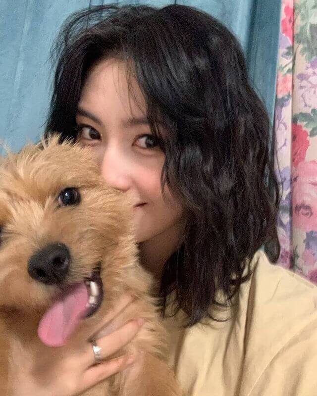 Momo y su perro marron en una selfie