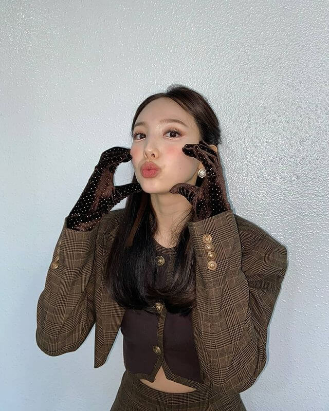 Nayeon tirando un beso