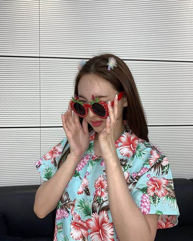 Nayeon con camisa veraniega y lentes de sol