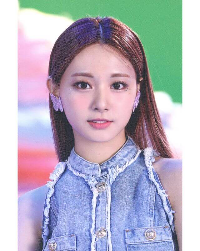 Tzuyu de cerca con una camisa de jean