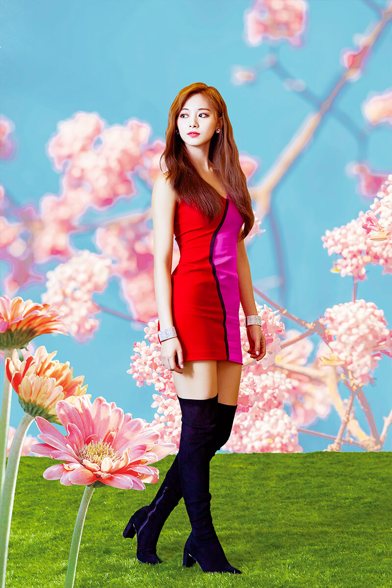 Tzuyu en cuerpo completo con un vestido rojo y rosado