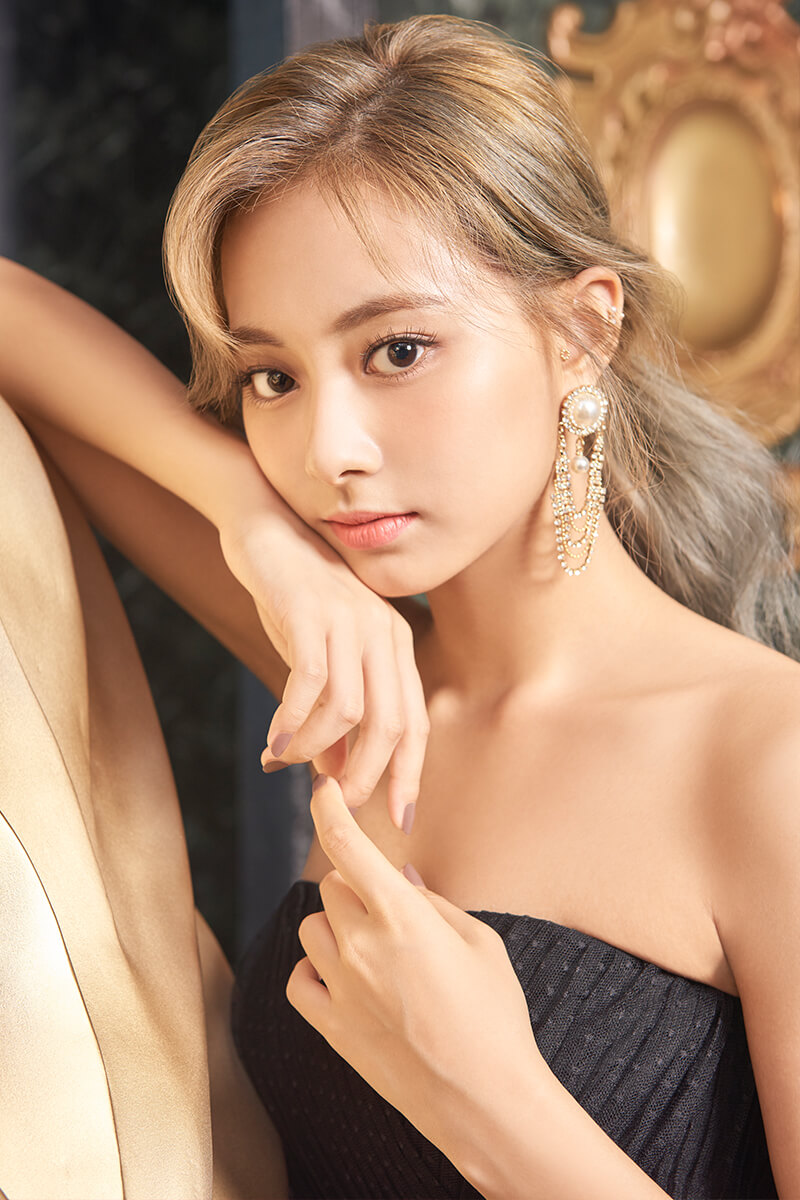 Tzuyu de perfil con el cabello plateado y dorado 