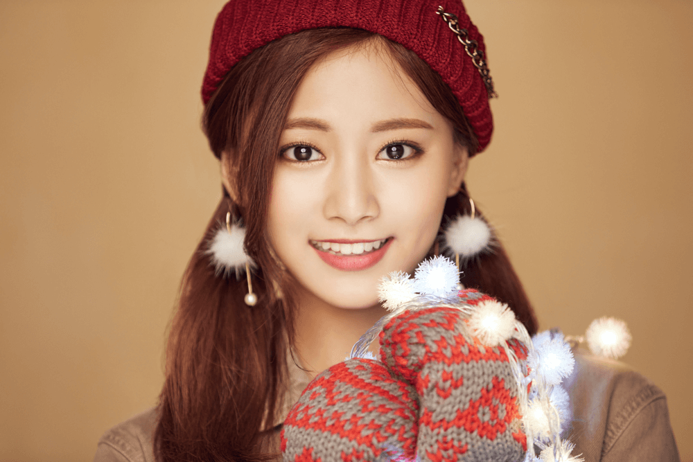 Tzuyu con un gorro y sueter navideño