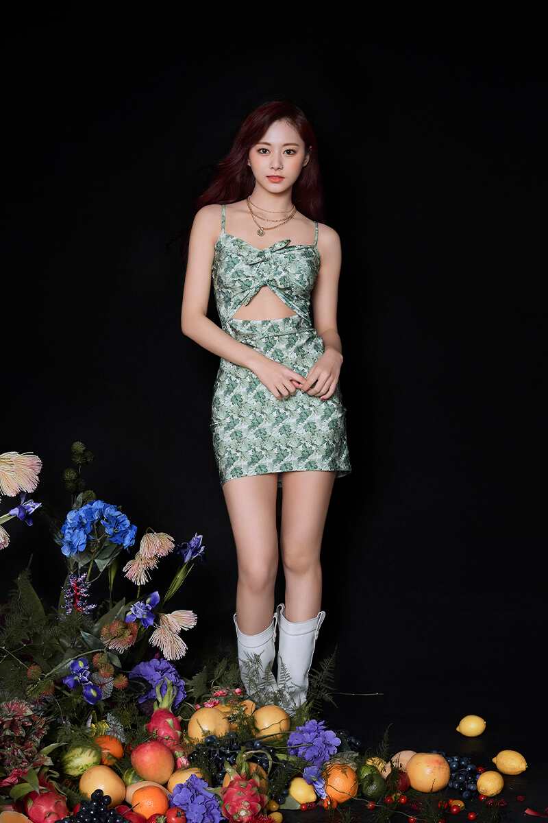  Tzuyu cuerpo completo con un vestido blanco y con detalles verdes