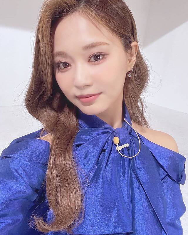 Tzuyu selfie con una camisa azul