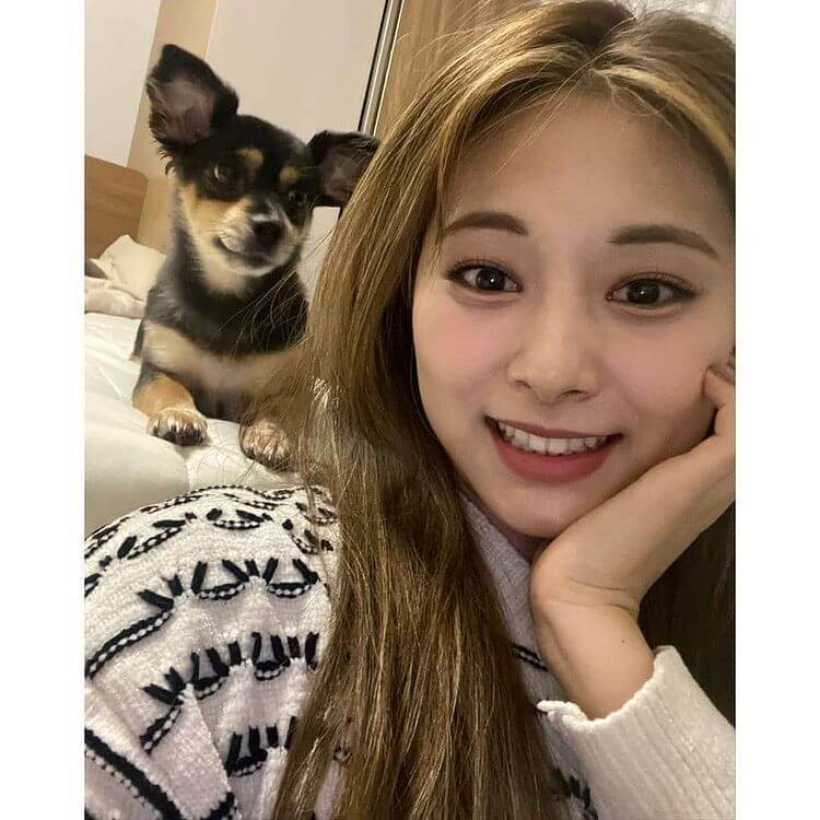 Selfie de Tzuyu junto a su perrito